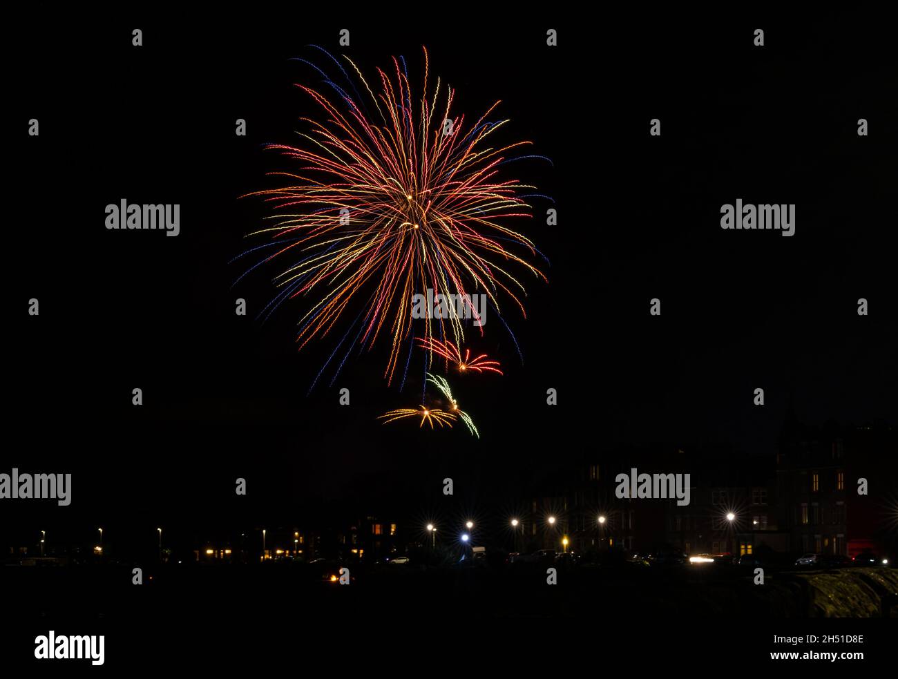 Musselburgh, East Lothian, Scozia, Regno Unito, 5 novembre 2021. Fuochi d'artificio notturni del falò: Una mostra pubblica gratuita di fuochi d'artificio che si svolge nella notte di Guy Fawkes con esplosioni colorate che illuminano l'oscurità Foto Stock