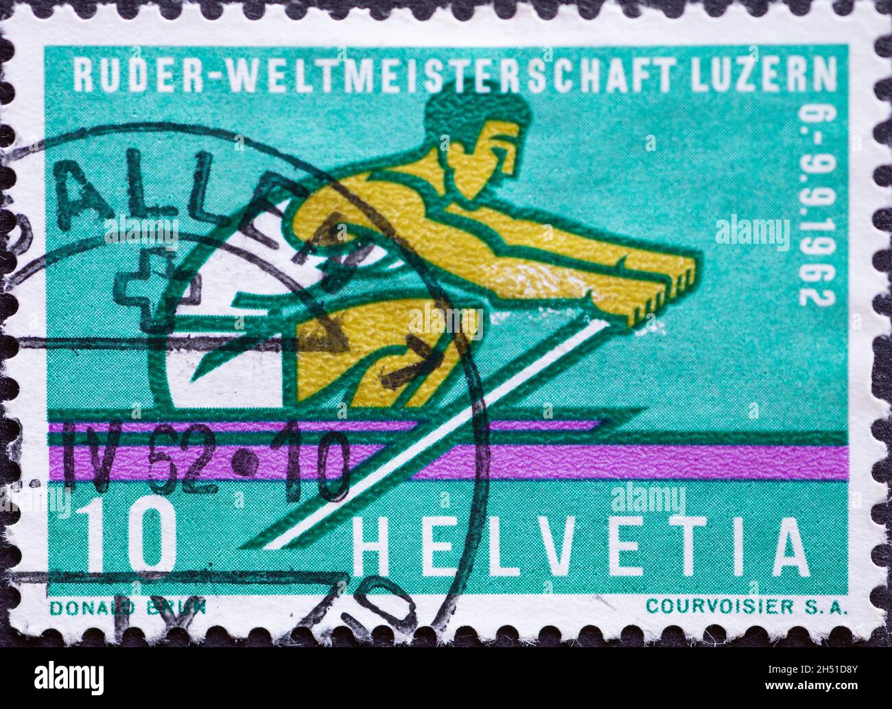 Svizzera - Circa 1962 : francobollo stampato in svizzera con un vogatore in una barca a remi. Testo: Campionato mondiale di canottaggio a Lucerna Foto Stock