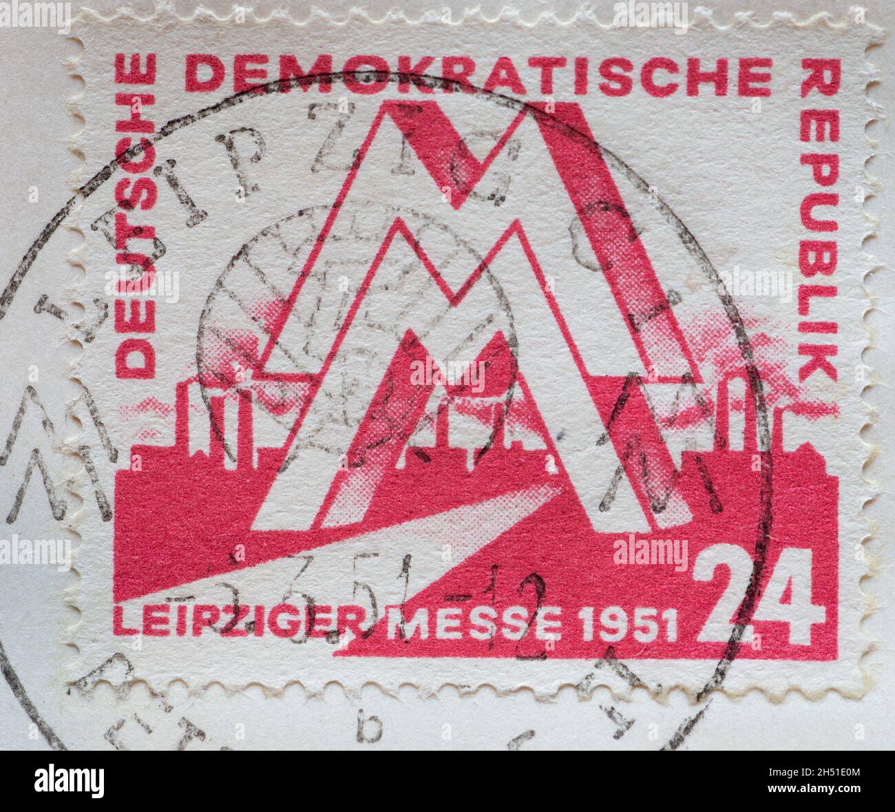GERMANIA, DDR - CIRCA 1951 : un francobollo tedesco, DDR che mostra un marchio MM davanti ad un impianto industriale. Fiera di Primavera di Lipsia 1951 Foto Stock