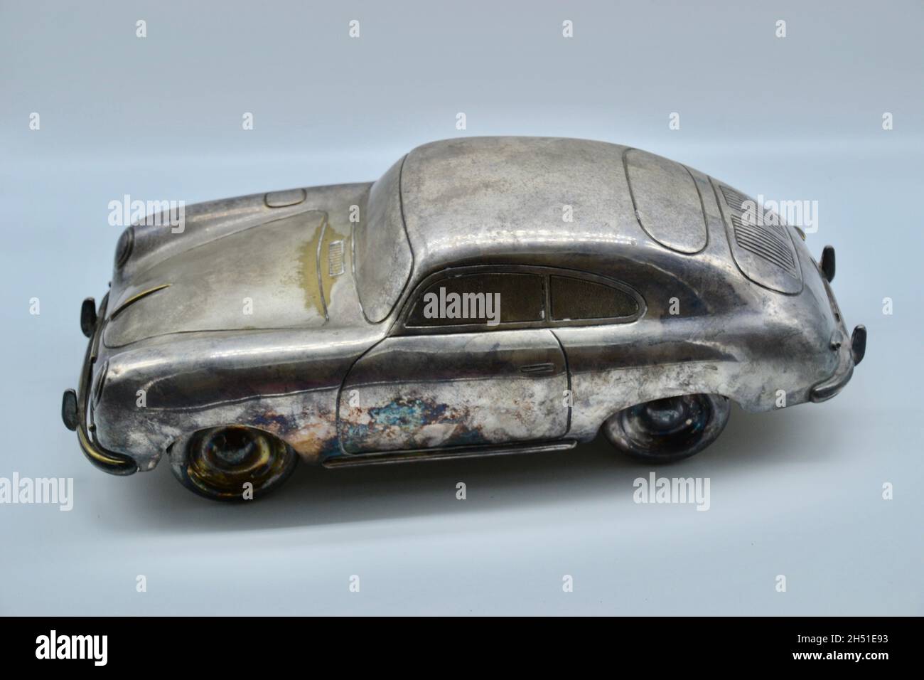 Splendido giocattolo d'argento d'epoca 1960s modello di una Porsche 356 sportiva in studio girato con sfondo bianco che mostra la vernice Foto Stock