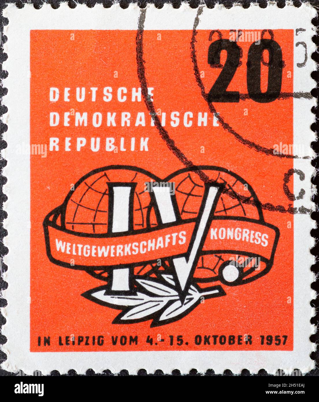 GERMANIA, DDR - CIRCA 1957 : francobollo tedesco, la RDT che mostra l'emblema del 4° Congresso dei sindacati mondiali di Lipsia. Due canapa stilizzata Foto Stock