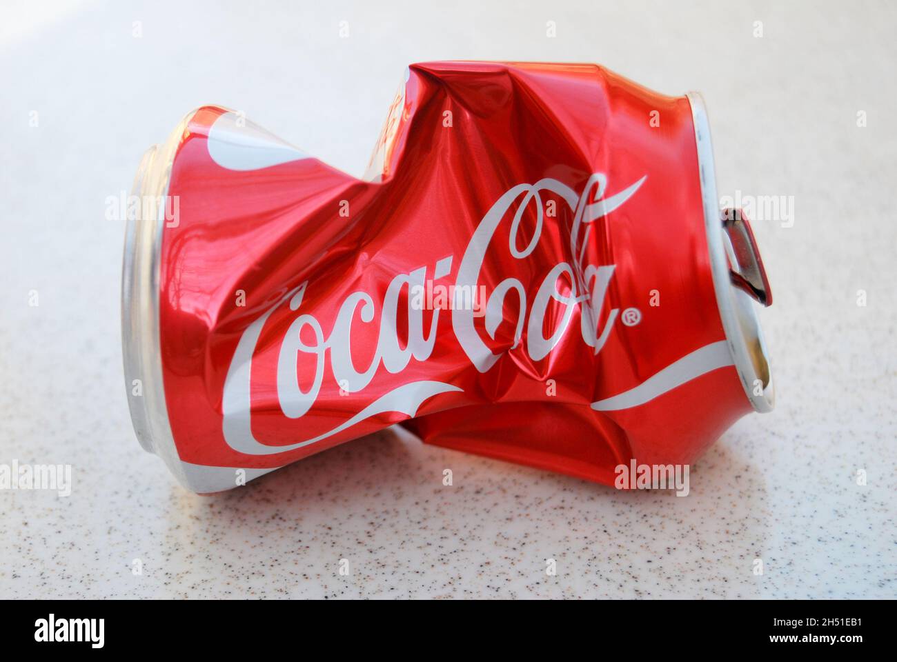 Il marchio di cola più bevente al mondo, Coca Cola, scatola di alluminio di colore rosso Coca Cola Foto Stock
