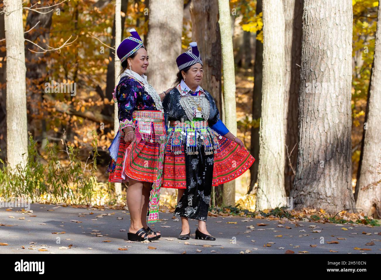 Manitowoc, WI USA 11 05 2021: Signore in costumi celebrativi nazionali, colorati e splendidamente decorati del Laos Foto Stock