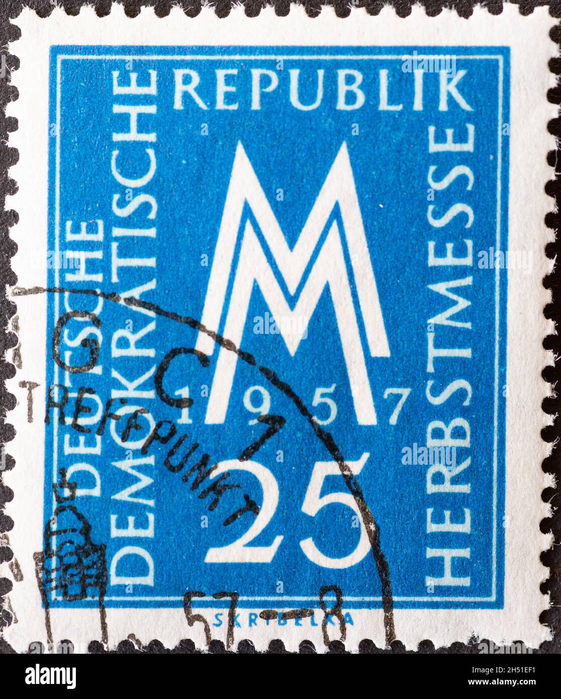 GERMANIA, DDR - CIRCA 1957 : un francobollo dalla Germania, GDR che mostra MM il simbolo della fiera di Lipsia Autumn Fair nel 1957. Blu Foto Stock