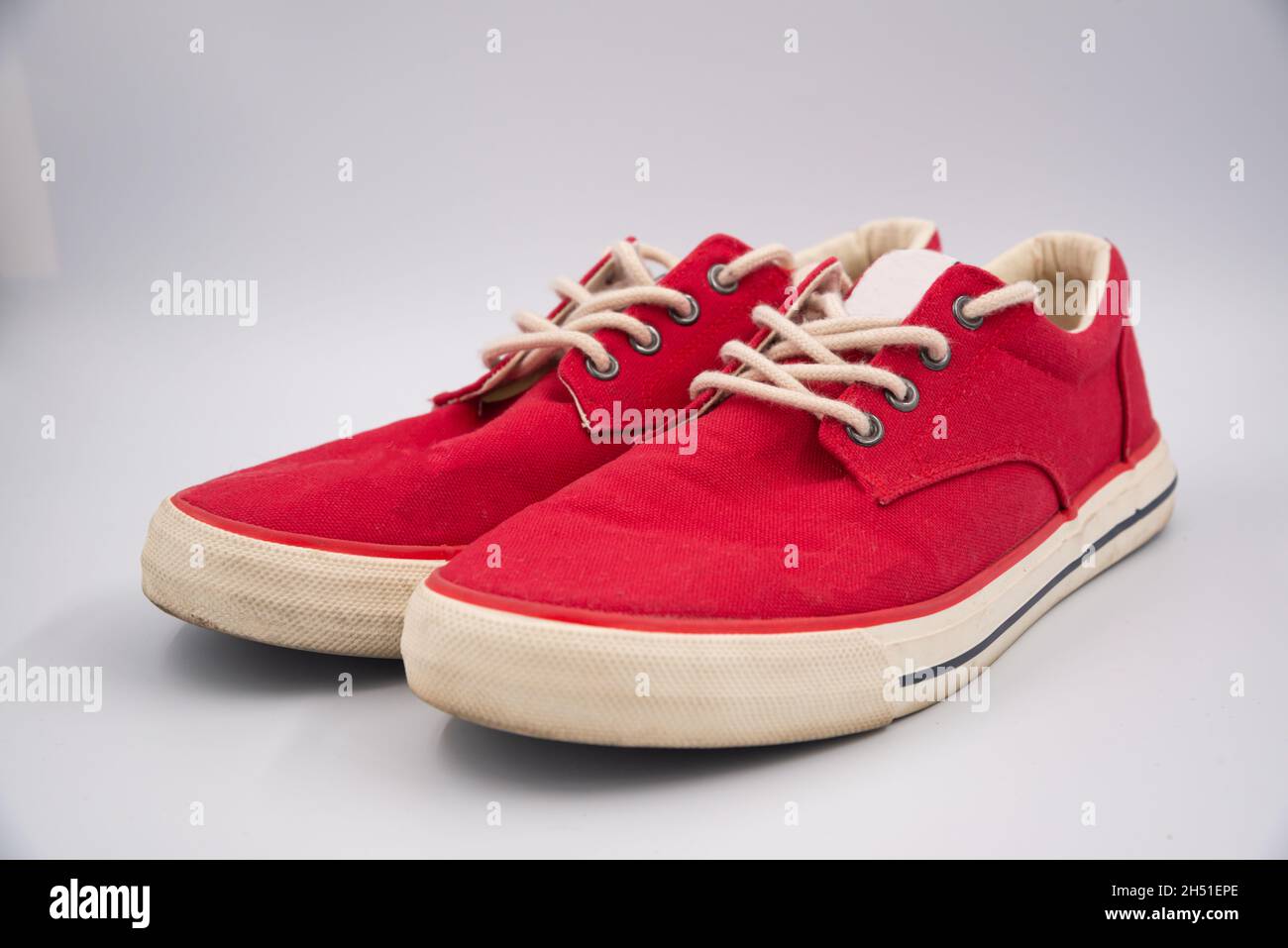 Nuove sneakers rosse scarpe sportive da uomo isolate su sfondo bianco.  Primo piano Foto stock - Alamy