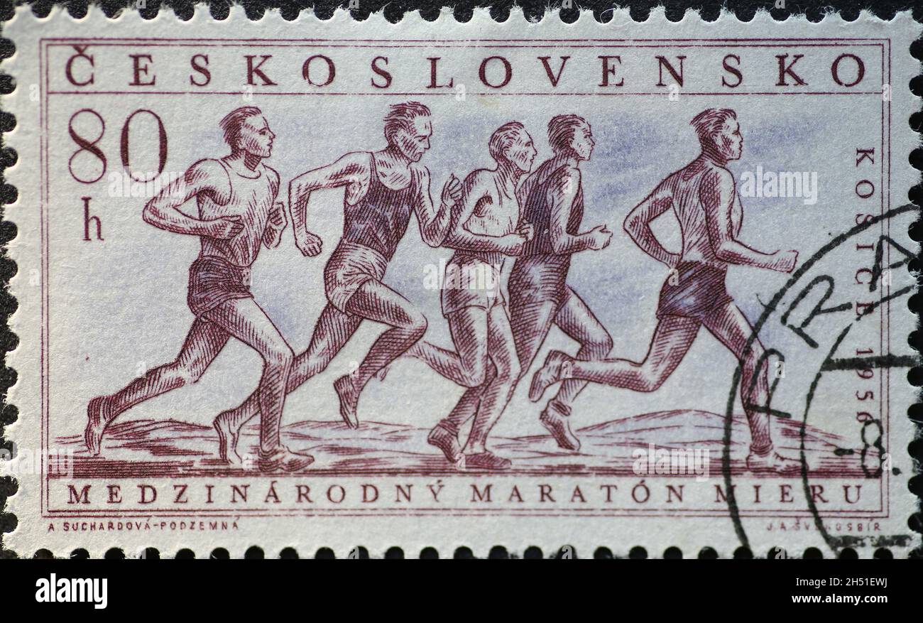 Cecoslovacchia Circa 1956: Francobollo stampato in Cecoslovacchia che mostra la gara Maratona, Kosice, 1956 Foto Stock