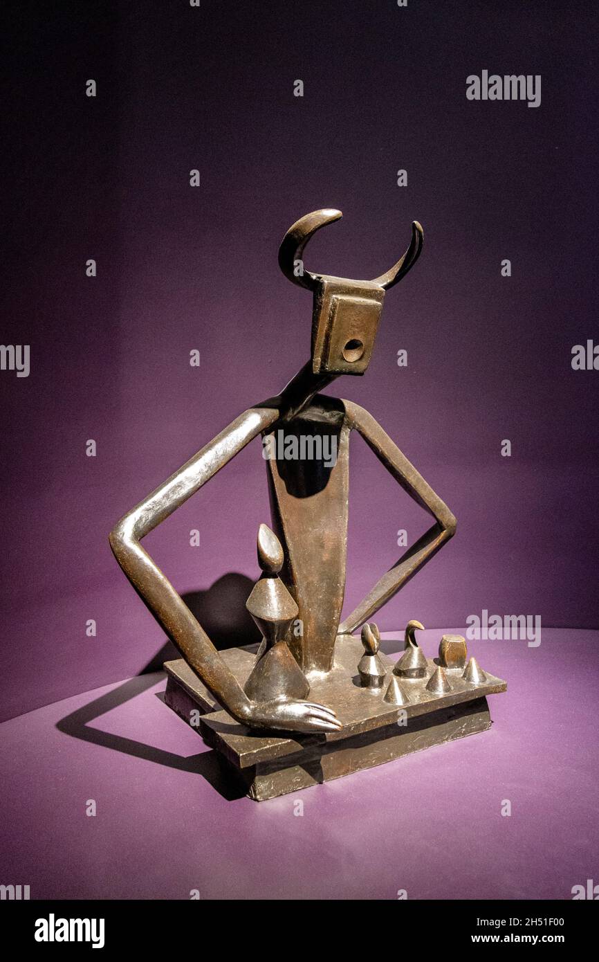 "The King Playing with the Queen" (1944) scultura di Max Ernst, mostra "Alice: Curiouser and Curiouser" 2021 al V&A di Londra, Regno Unito Foto Stock