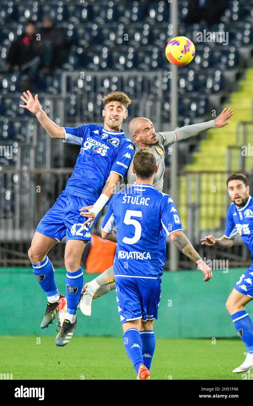 Empoli, Italia. 05 novembre 2021. Mattia Viti (Empoli) in duello aereo con Stefano Sturaro (Genova) durante Empoli FC vs Genova CFC, Campionato italiano di calcio A match a Empoli, Italia, Novembre 05 2021 Credit: Independent Photo Agency/Alamy Live News Foto Stock