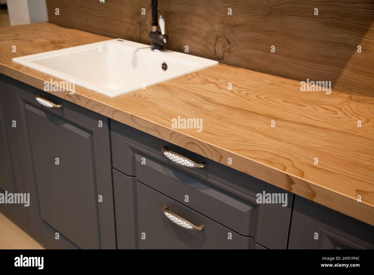 Interni di lussuosa cucina moderna e lavello e rubinetto in ceramica Foto Stock