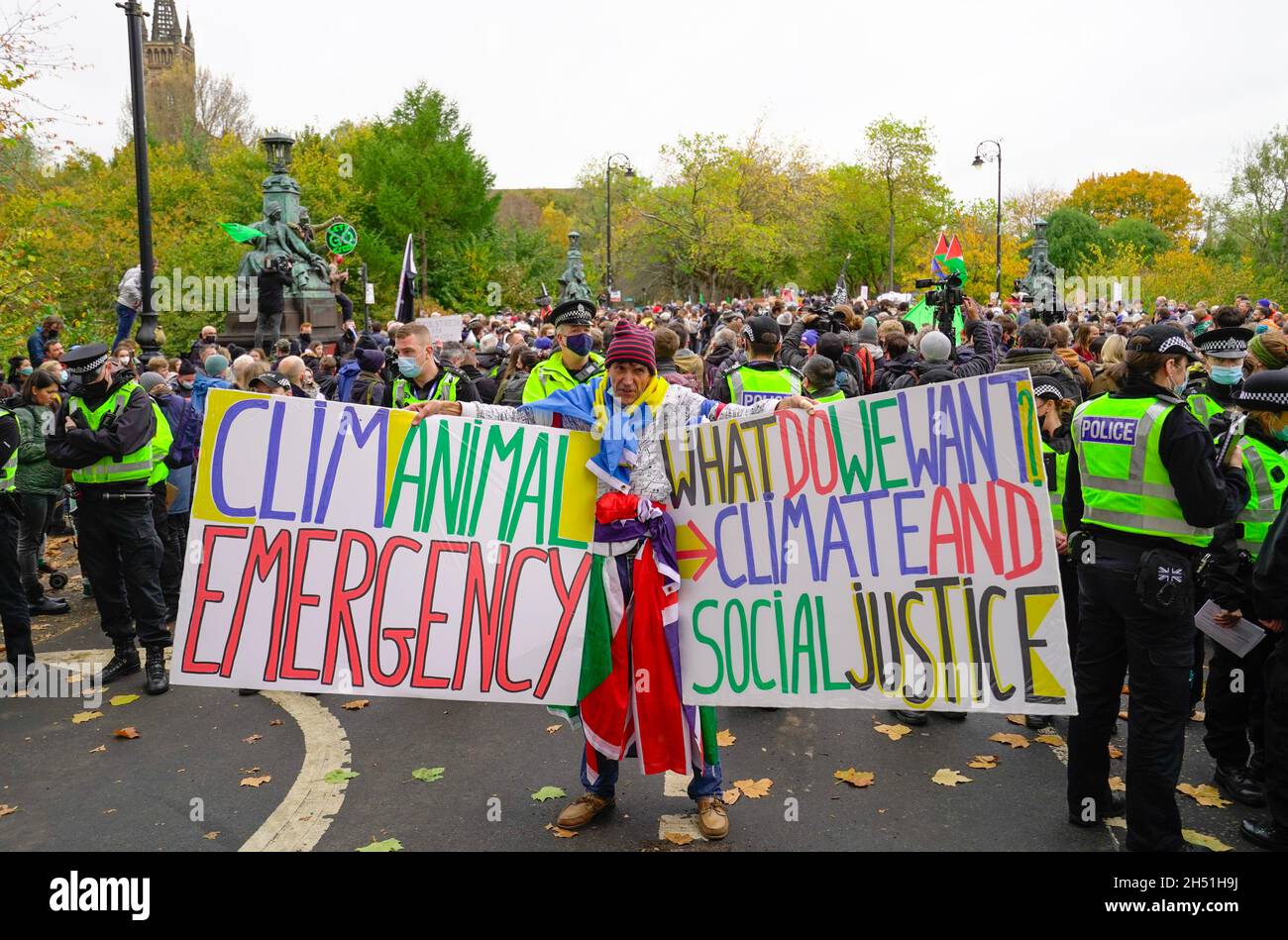 Glasgow, Scozia, Regno Unito. 5 novembre 2021. I manifestanti in un venerdì per la marcia futura in una Giornata Mondiale d'azione attraverso il centro di Glasgow per il cambiamento climatico. La dimostrazione iniziò a Kelvingrove Park e terminò a George Square. PIC; Iain Masterton/Alamy Live News. Foto Stock