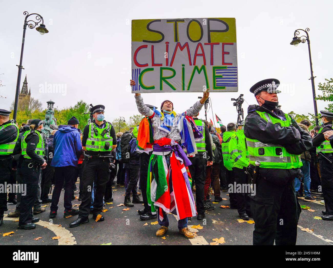 Glasgow, Scozia, Regno Unito. 5 novembre 2021. I manifestanti in un venerdì per la marcia futura in una Giornata Mondiale d'azione attraverso il centro di Glasgow per il cambiamento climatico. La dimostrazione iniziò a Kelvingrove Park e terminò a George Square. PIC; Iain Masterton/Alamy Live News. Foto Stock