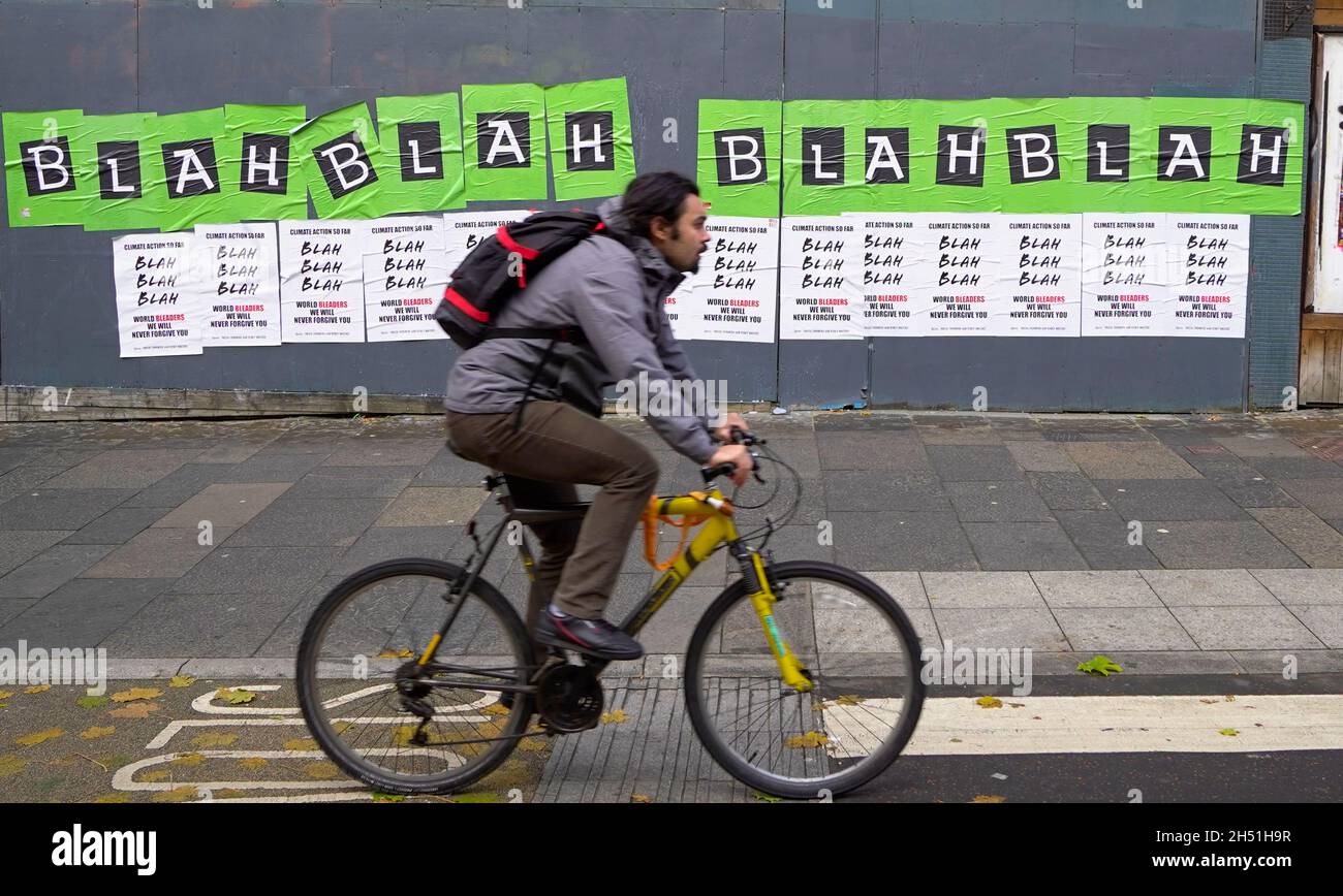 Glasgow, Scozia, Regno Unito. 5 novembre 2021. I manifestanti in un venerdì per la marcia futura in una Giornata Mondiale d'azione attraverso il centro di Glasgow per il cambiamento climatico. La dimostrazione iniziò a Kelvingrove Park e terminò a George Square. PIC; Posters con il detto di Greta Thunberg Blah Blah Blah sul muro a Glasgow. Iain Masterton/Alamy Live News. Foto Stock