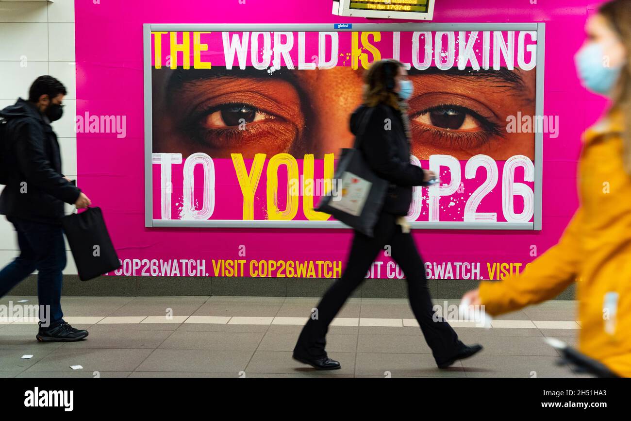 Glasgow, Scozia, Regno Unito. 5 novembre 2021. I manifestanti in un venerdì per la marcia futura in una Giornata Mondiale d'azione attraverso il centro di Glasgow per il cambiamento climatico. La dimostrazione iniziò a Kelvingrove Park e terminò a George Square. PIC; Poster per COP26 alla stazione della metropolitana di Glasgow. Iain Masterton/Alamy Live News. Foto Stock