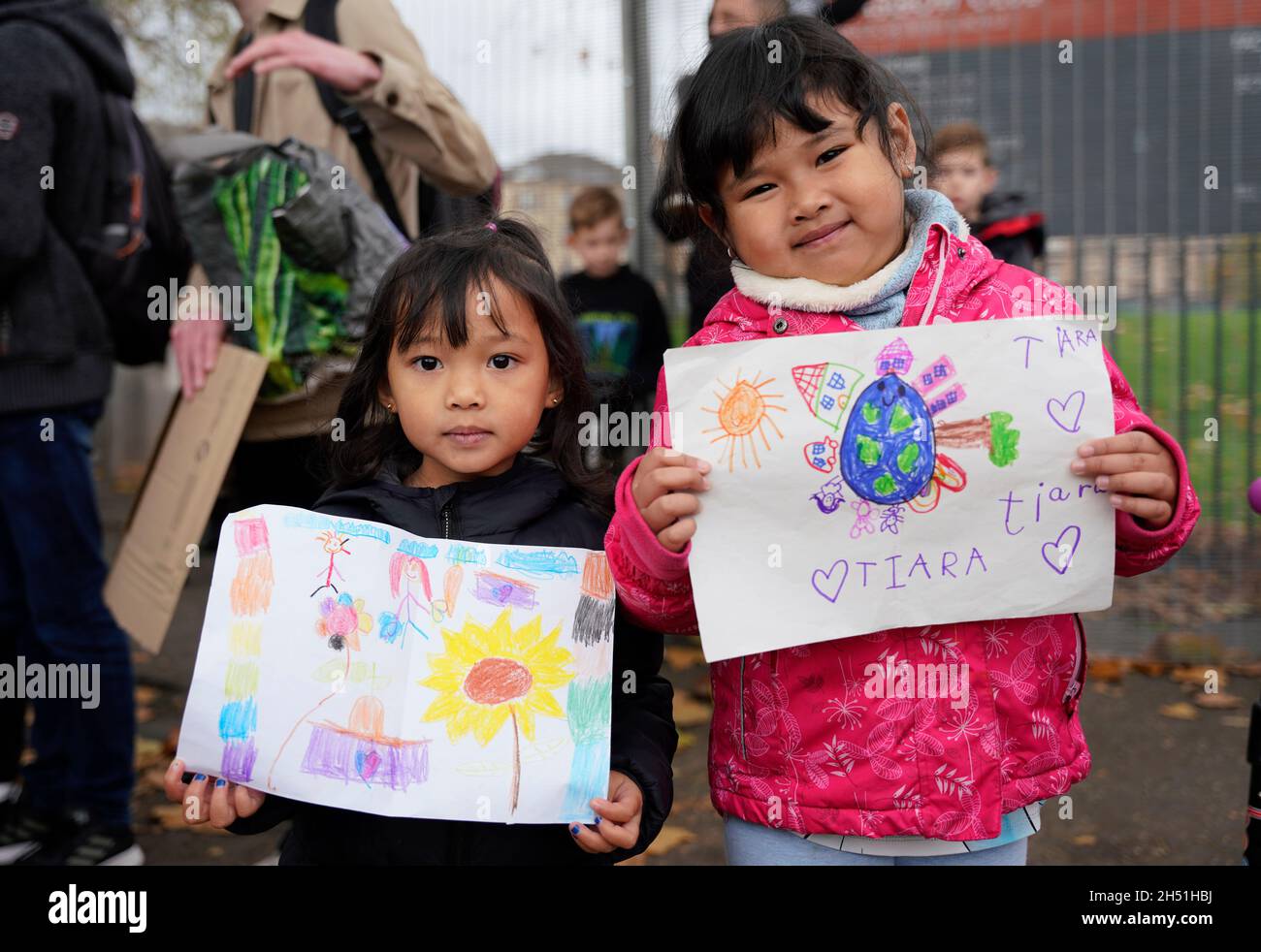 Glasgow, Scozia, Regno Unito. 5 novembre 2021. I manifestanti in un venerdì per la marcia futura in una Giornata Mondiale d'azione attraverso il centro di Glasgow per il cambiamento climatico. La dimostrazione iniziò a Kelvingrove Park e terminò a George Square. PIC; Iain Masterton/Alamy Live News. Foto Stock
