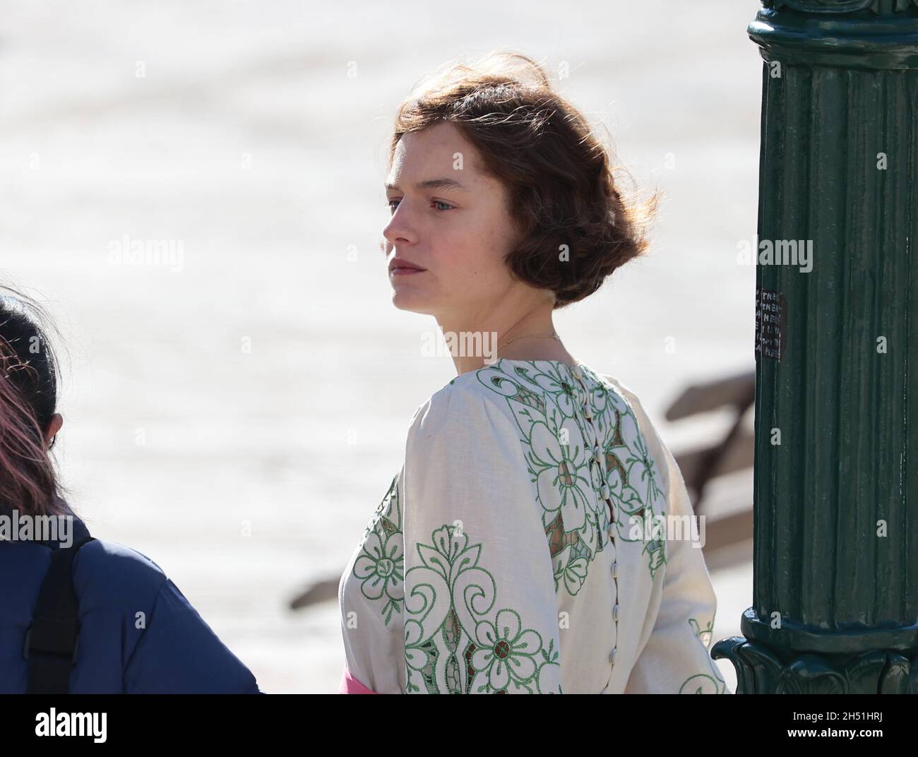 VENEZIA, ITALIA - NOVEMBRE 04: Emma Corrin durante la ripresa del film Lady Chatterley's Lover a Venezia il 04 Novembre 2021 a Venezia Foto Stock