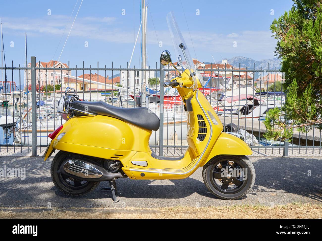 simpatico scooter a motore giallo in stile retrò. Foto Stock
