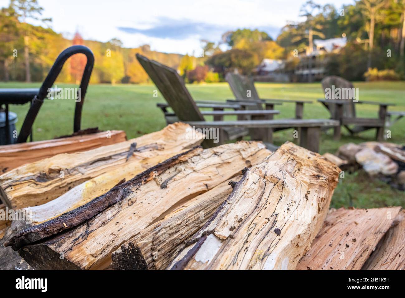 Legna da ardere vicino a un pozzo di fuoco con un cerchio di sedie Adirondack al bellissimo e storico Glen-Ella Springs Inn & Restaurant a Clarkesville, Georgia. Foto Stock