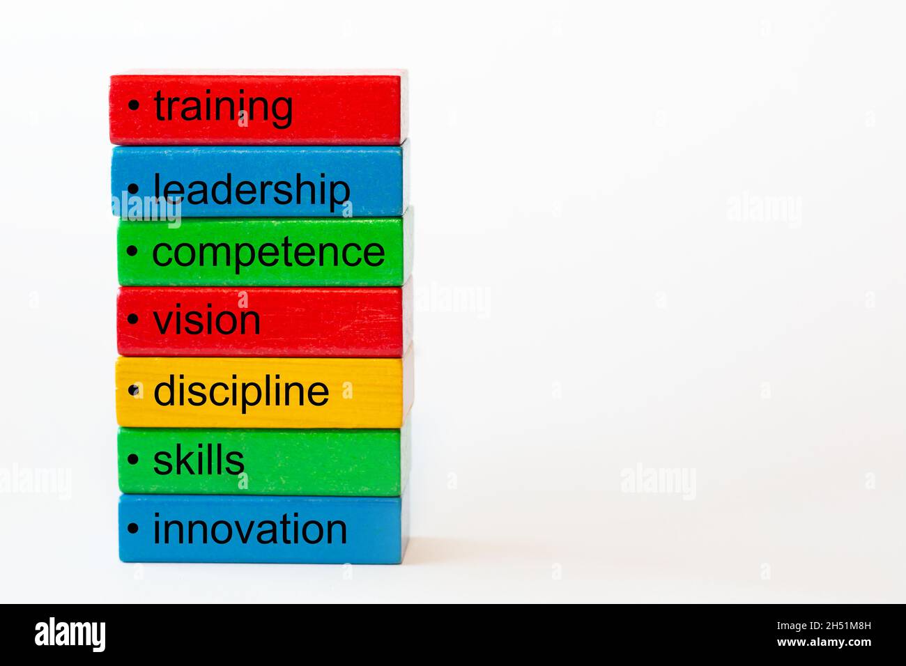 blocchi colorati con le parole: formazione, leadership, competenza, visione, disciplina, competenze, innovazione isolata su sfondo bianco con spac Foto Stock