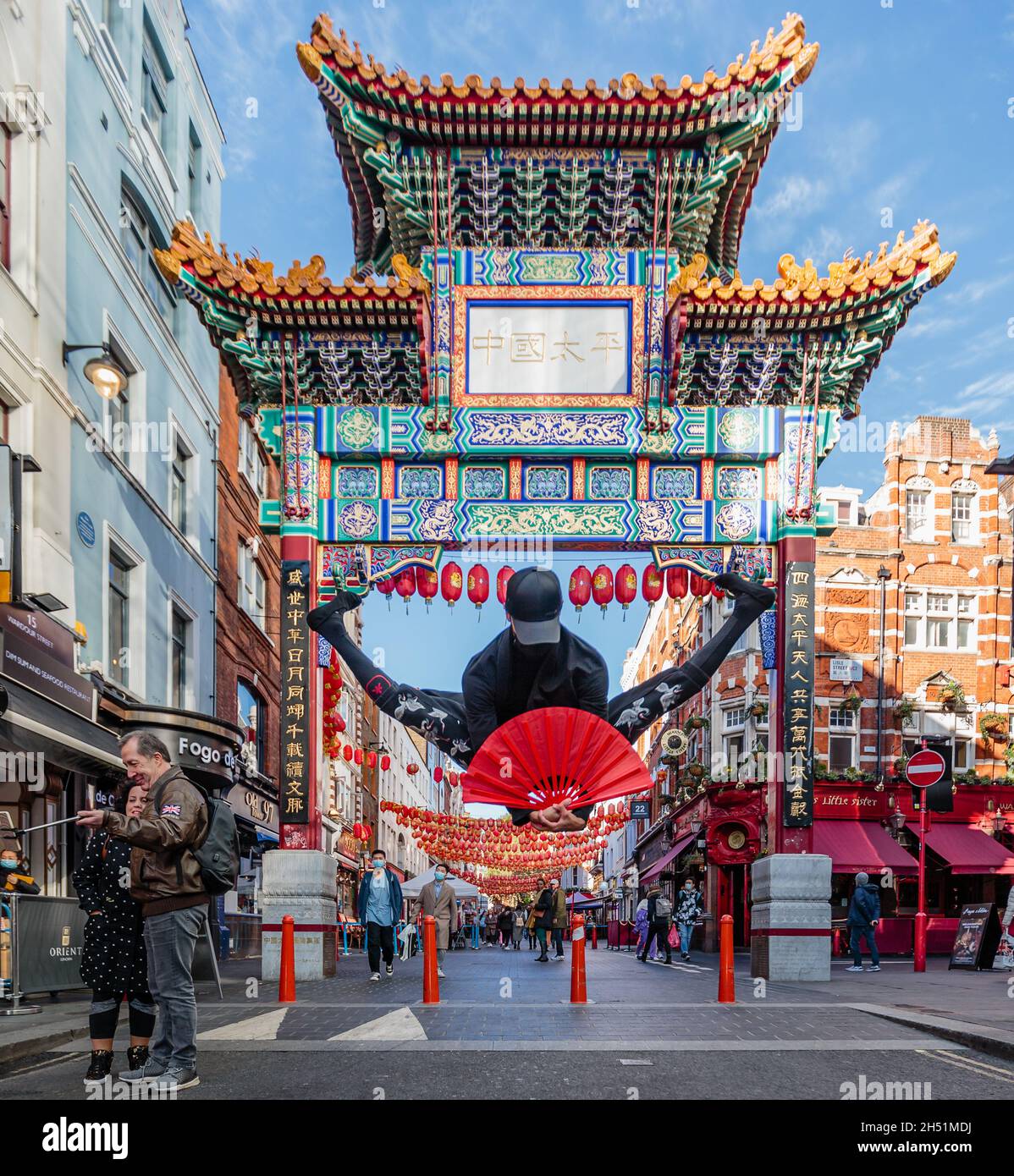 Una ballerina flessibile a Chinatown, Londra. Foto Stock