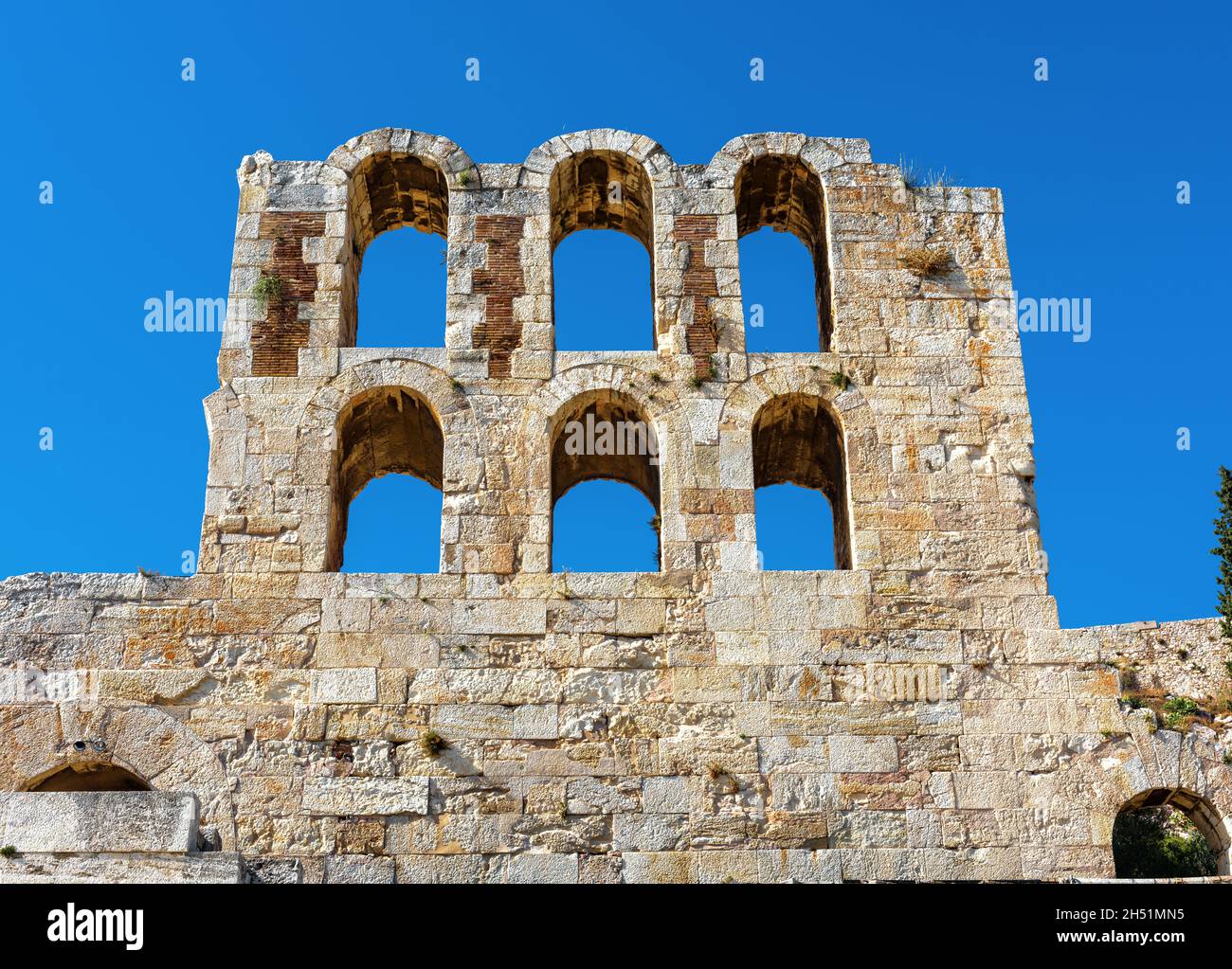 Antico monumento greco, Atene, Grecia, Europa. Odeon di Erodes Attico, antiche rovine del teatro all'Acropoli nel centro di Atene. E' attrattiva turistica Foto Stock