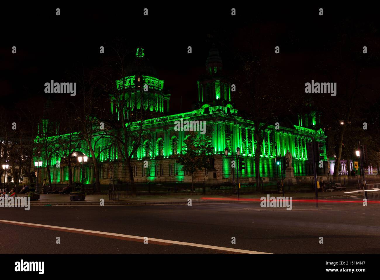 Belfast, Regno Unito. 05 novembre 2021. COP26: Trail Lights dal veicolo attraverso Belfast City Hall che è stato acceso verde in vista della Giornata globale per il clima azione Sabato 6 novembre. Credit: Bonzo/Alamy Live News Foto Stock