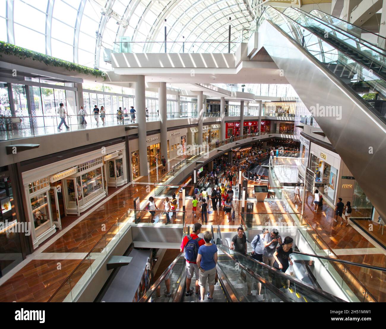 All'interno del centro commerciale Shoppes presso Marina Bay Sands di Singapore. Foto Stock