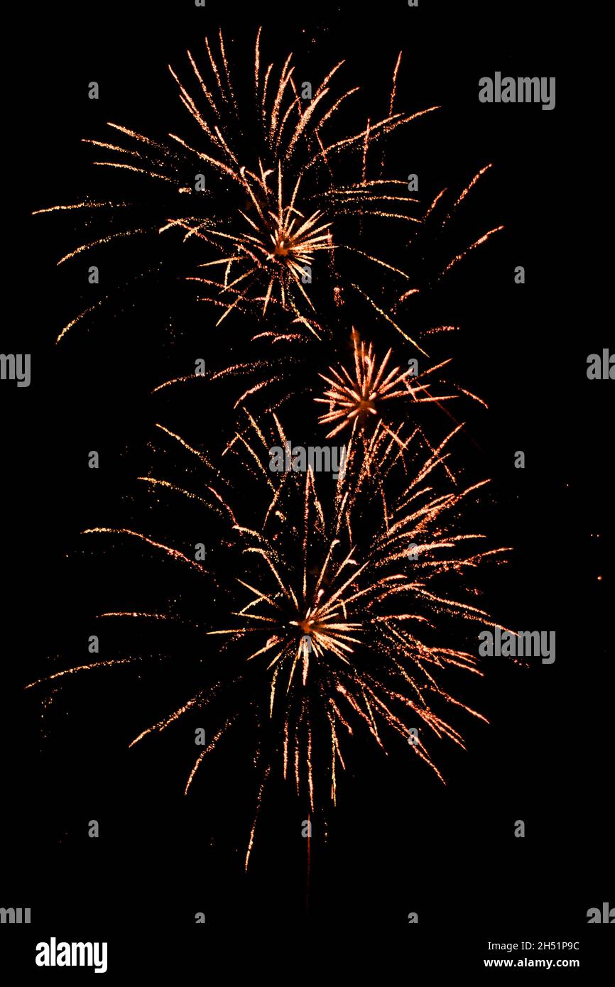 Fuochi d'artificio scintillante sfondo. Fuochi d'artificio. Simbolo di festa come notte del falò, Natale, Capodanno, compleanno, carnevale Foto Stock