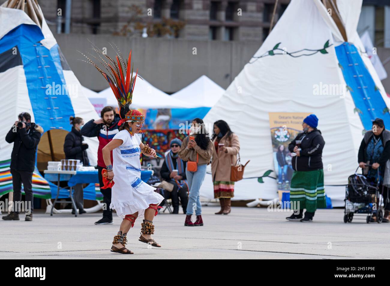 Donna indigena, ballerino azteco al raduno di eredità indigena, il 4 novembre 2021 a Toronto, Toronto, Canada Foto Stock