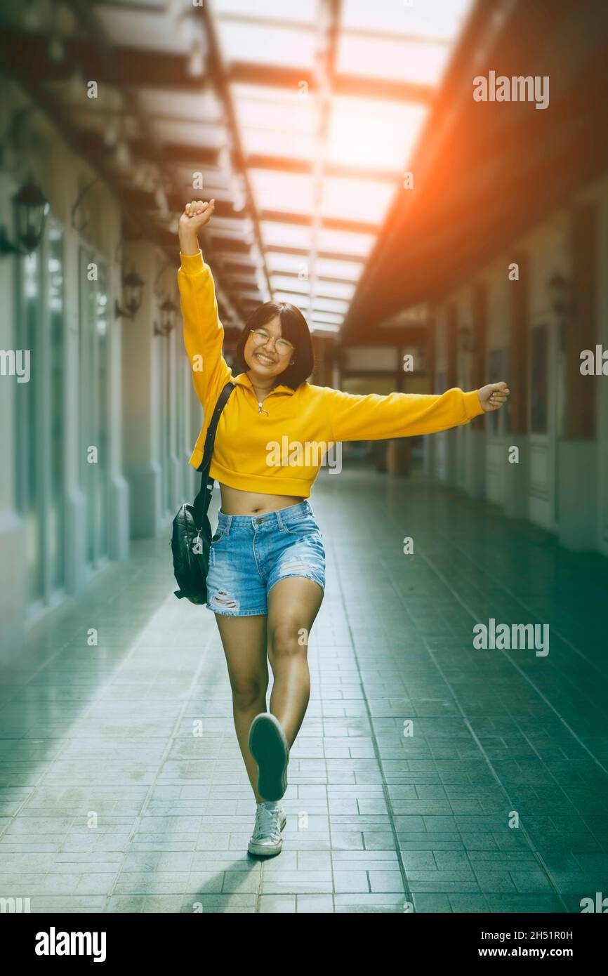 felicità ragazza asiatica a piedi in città street shopping Foto Stock