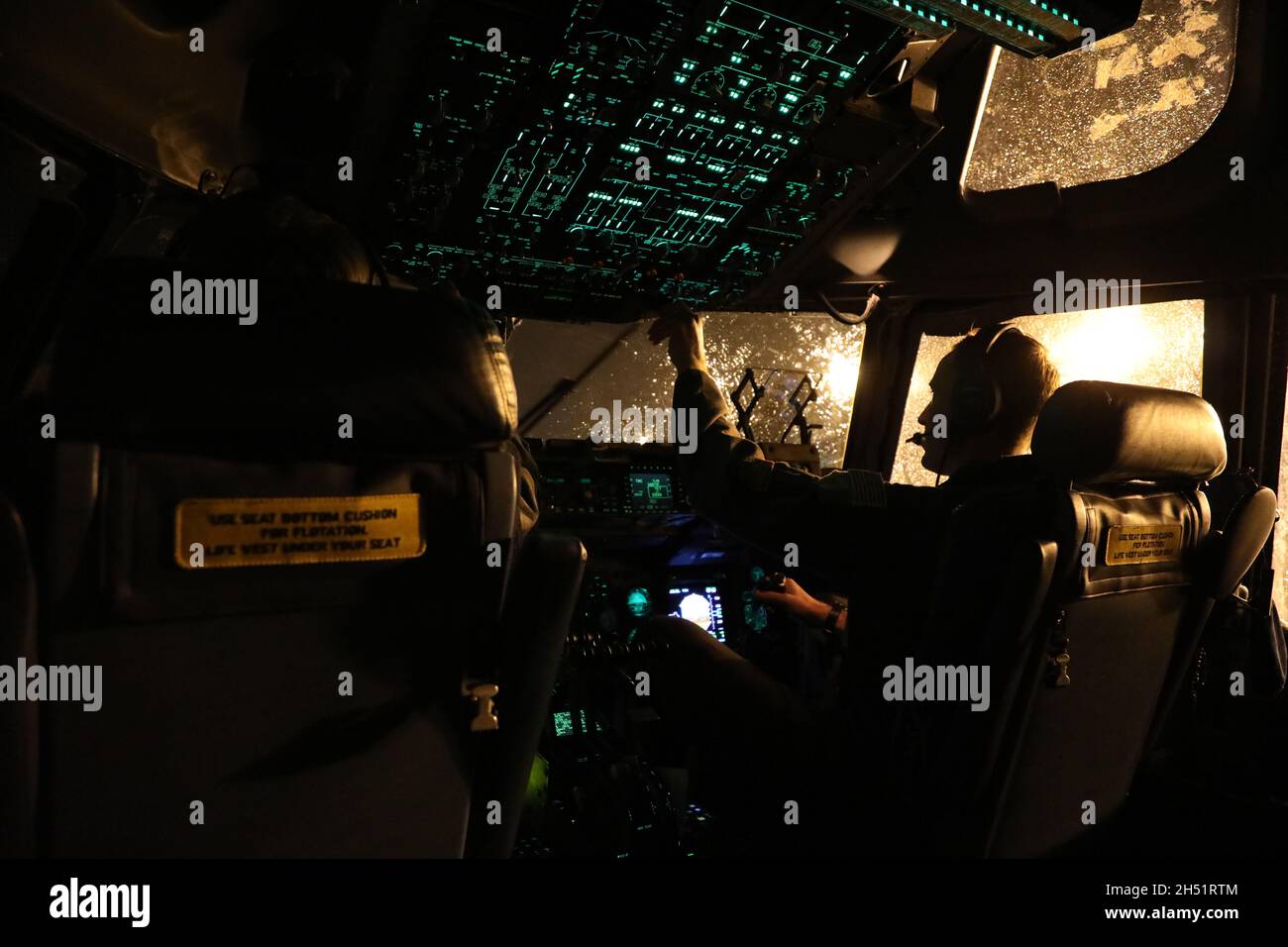 Dale Becker, 7° pilota di Airlift Squadron, prepara un C-17 Globemaster III per il decollo durante l'esercizio Rainier War 21B alla Joint base Lewis-McChord, Washington, 3 novembre 2021. Rainier War 21B esercita e valuta la capacità dell'ala di utilizzare la forza e la loro capacità di eseguire durante le operazioni di guerra e/o di emergenza in un ambiente ad alta intensità, in tempo di guerra conteso, degradato e operazionalmente limitato, sostenendo le operazioni di emergenza contro un avversario vicino-peer nell'area di comando indoPacifico degli Stati Uniti di responsabilità. (STATI UNITI Air Force foto di Senior Airman Foto Stock