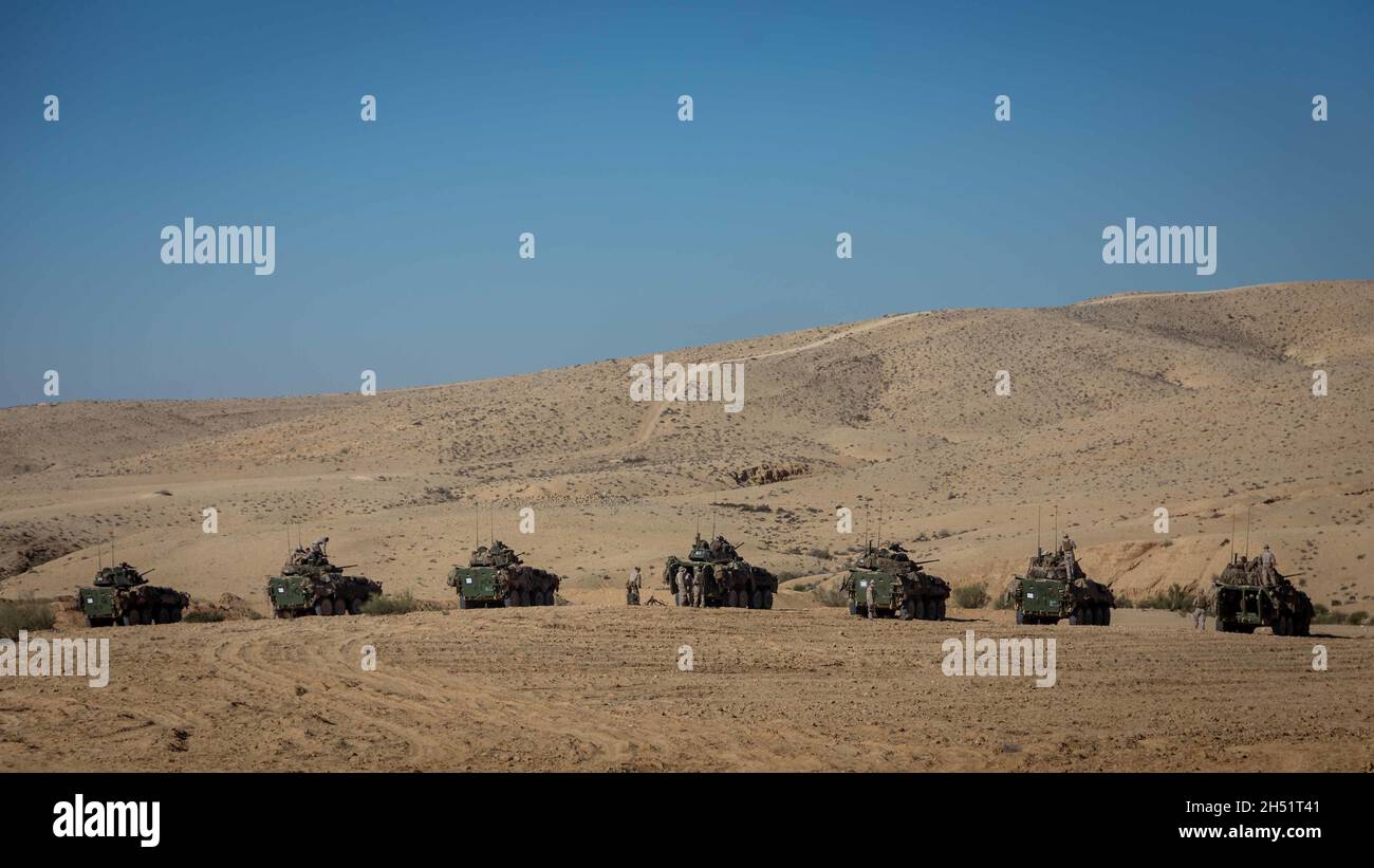 211103-M-VL720-1016 BISLAH, Israele (Nov. 3, 2021) i Marines assegnati alla Light Armored Reconnaissance Company, Battalion Landing Team 1/1, 11th Marine Expeditionary Unit, conducono le prove prima di una sezione di sparatorie a sostegno di un esercizio di interoperabilità israeliano 21 presso il Bislah Training Center, Israele, 3 novembre. Questa è la prima formazione bilaterale degli Stati Uniti e di Israele da quando Israele ha aderito all'area di responsabilità del comando Centrale degli Stati Uniti ed è una dimostrazione robusta dell'impegno di entrambe le nazioni per la stabilità nella regione. (STATI UNITI Marine Corps foto di 1 Lt. Austin Gallegos/Released) Foto Stock