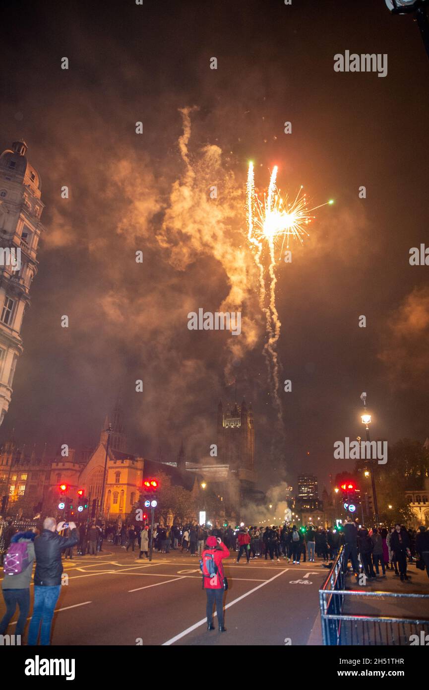 Londra, Regno Unito. 05 novembre 2021. Proteste letof fuochi d'artificio vicino a Piazza del Parlamento credito: graham mitchell/Alamy Live News Foto Stock