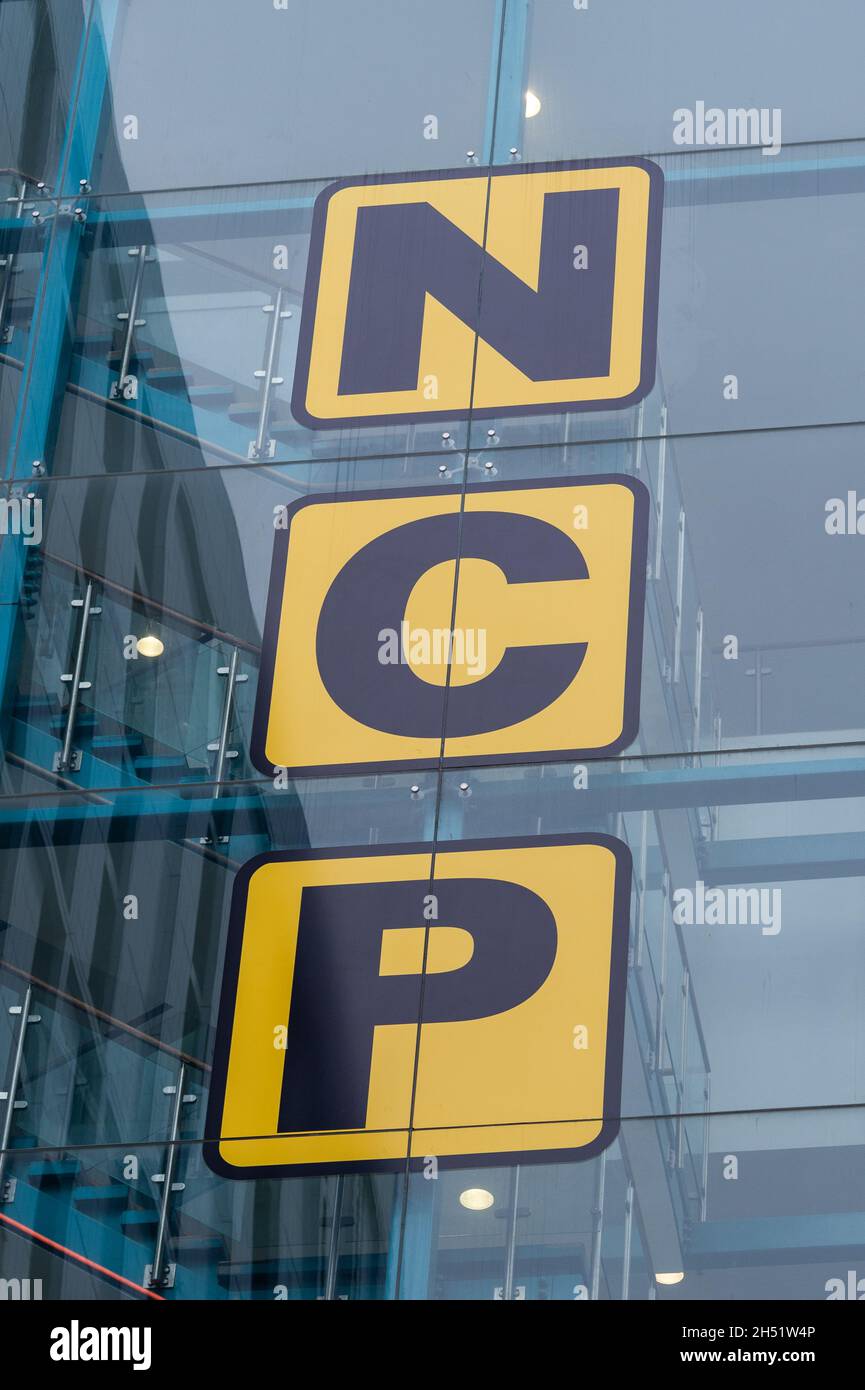 Logo NCP sul suo parcheggio a Belgrade Plaza, Coventry, West Midlands, Regno Unito. Foto Stock