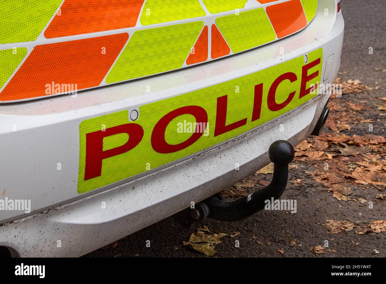 Retro della macchina della polizia parcheggiata a Coventry, West Midlands, Regno Unito. Foto Stock