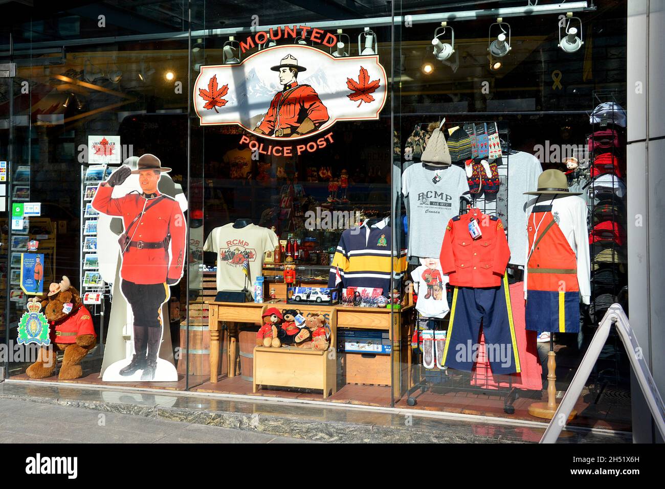 Vancouver, Canada - 4 marzo 2020: The Mounted Police Post Gift Shop on West Cordova Street è l'unico negozio al dettaglio ufficiale di prodotti RCMP. L'ot Foto Stock
