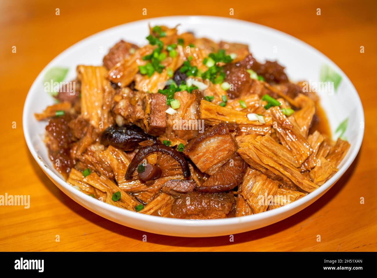 Un delizioso piatto cantonese cinese, maiale brasato con yuba Foto Stock
