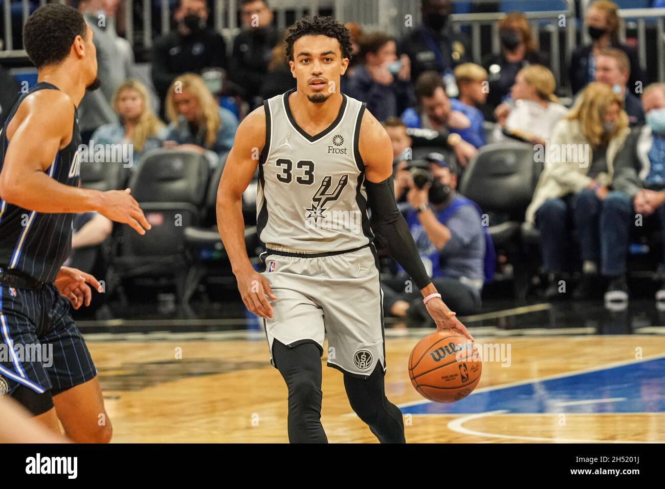 Orlando, Florida, USA, 5 novembre 2021, San Antonio Spurs Guardia tre Jones #33 all'Amway Center. (Photo Credit: Marty Jean-Louis) Credit: Marty Jean-Louis/Alamy Live News Foto Stock