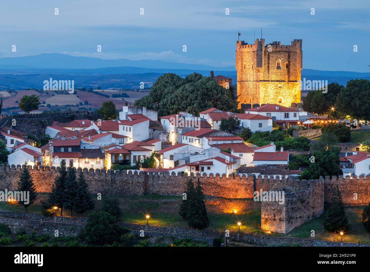Vista parziale, al crepuscolo, della cittadella medievale e del castello di Braganza in Portogallo. Foto Stock