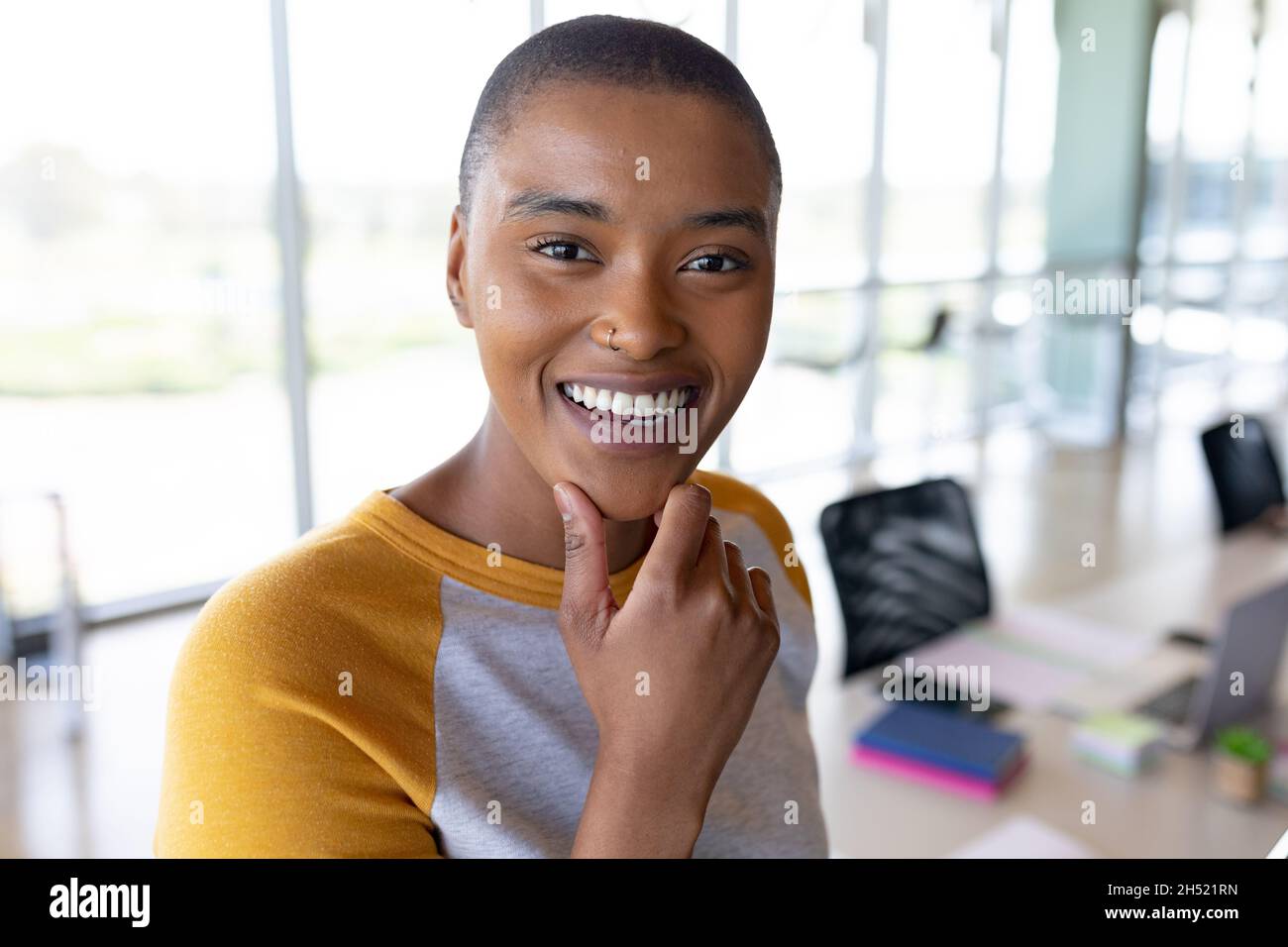 Ritratto di sorridente donna d'affari afroamericana con capelli corti in ufficio creativo Foto Stock
