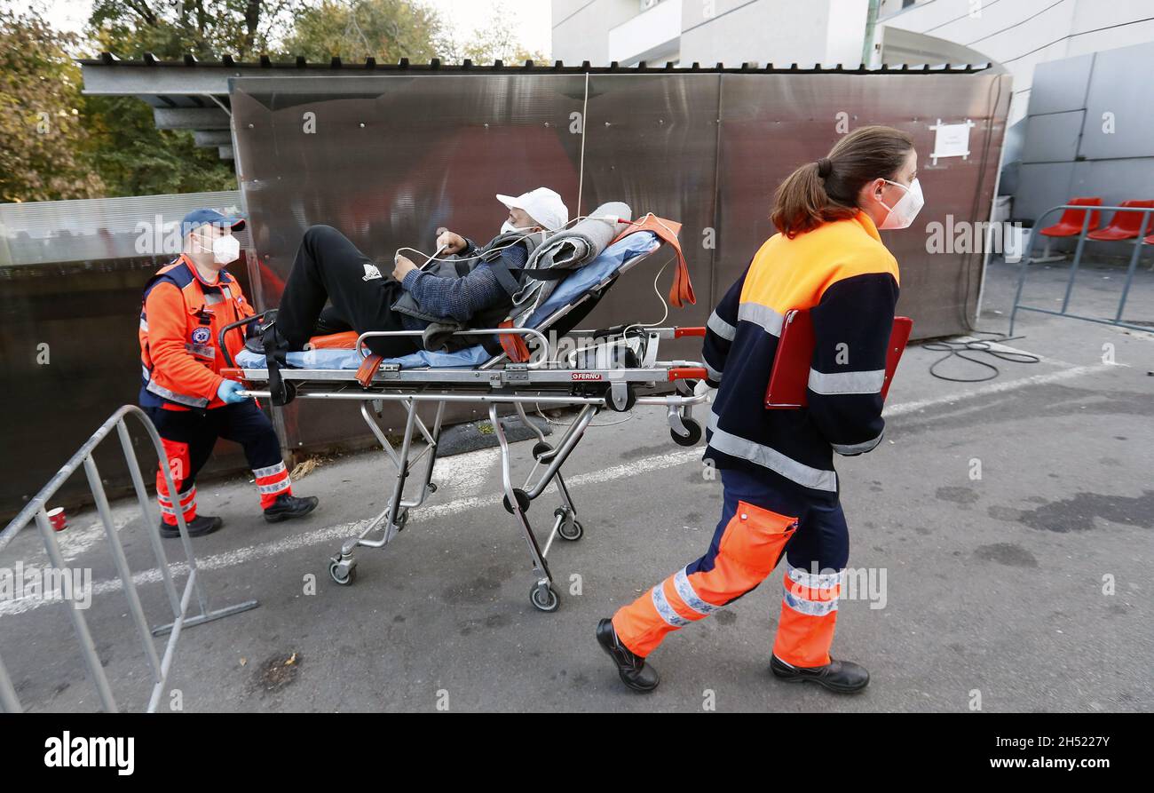 Bucarest, Romania. 4 novembre 2021. Gli operatori sanitari trasferiscono un paziente COVID-19 presso l'ospedale di emergenza dell'Università di Bucarest, in Romania, 4 novembre 2021. Il numero di decessi correlati a COVID-19 in Romania ha raggiunto i 50,087, di cui 483 decessi riportati il venerdì, gli ultimi dati ufficiali hanno mostrato. Credit: Cristian Cristel/Xinhua/Alamy Live News Foto Stock