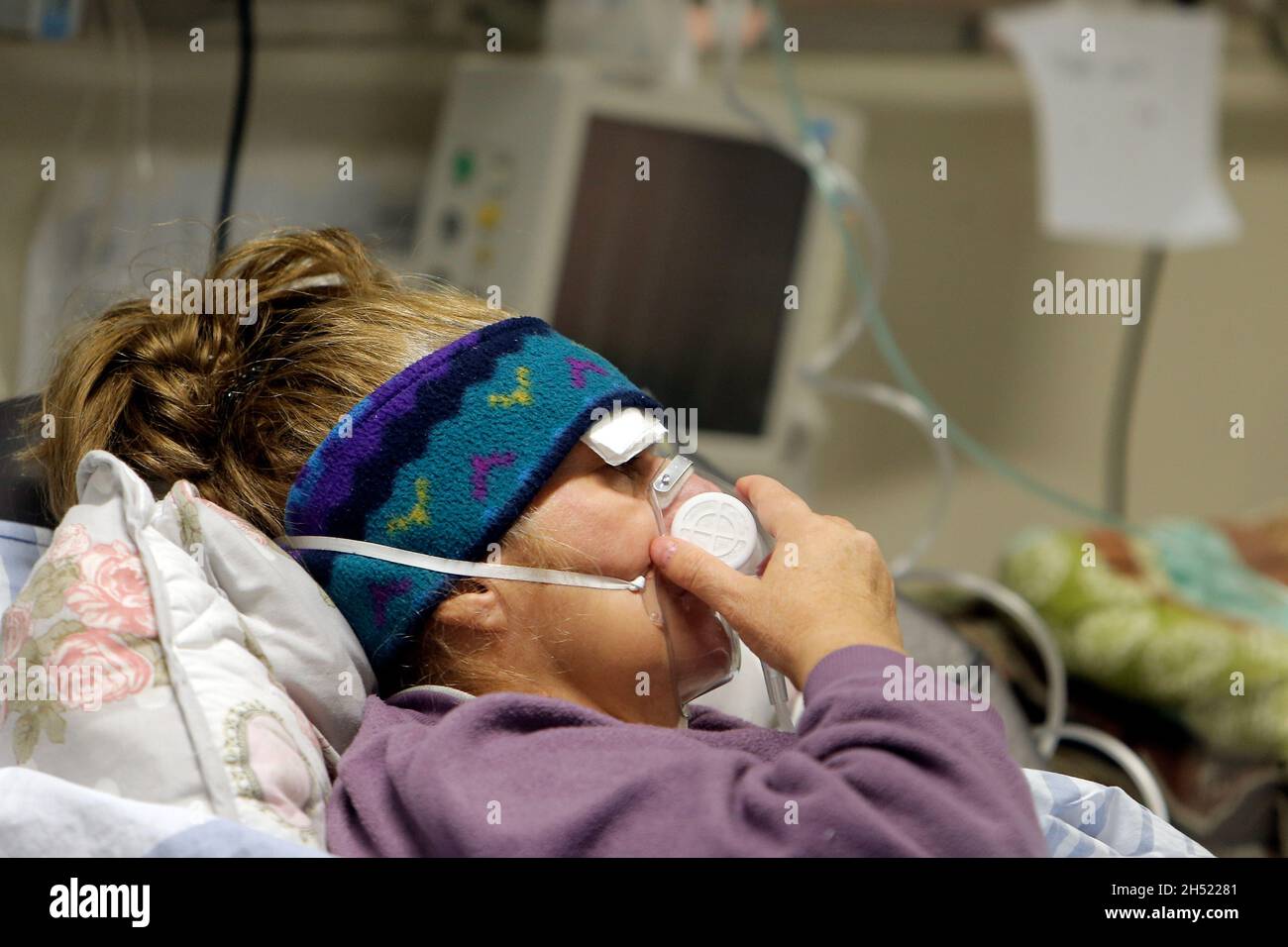 Bucarest, Romania. 4 novembre 2021. Un paziente COVID-19 è visto in un'unità di terapia intensiva del Bucharest's University Emergency Hospital di Bucarest, Romania, 4 novembre 2021. Il numero di decessi correlati a COVID-19 in Romania ha raggiunto i 50,087, di cui 483 decessi riportati il venerdì, gli ultimi dati ufficiali hanno mostrato. Credit: Cristian Cristel/Xinhua/Alamy Live News Foto Stock