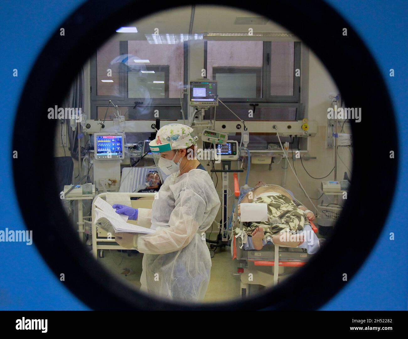 Bucarest, Romania. 4 novembre 2021. Un operatore medico tratta i pazienti COVID-19 in un reparto di terapia intensiva del Bucharest's University Emergency Hospital di Bucarest, Romania, 4 novembre 2021. Il numero di decessi correlati a COVID-19 in Romania ha raggiunto i 50,087, di cui 483 decessi riportati il venerdì, gli ultimi dati ufficiali hanno mostrato. Credit: Cristian Cristel/Xinhua/Alamy Live News Foto Stock