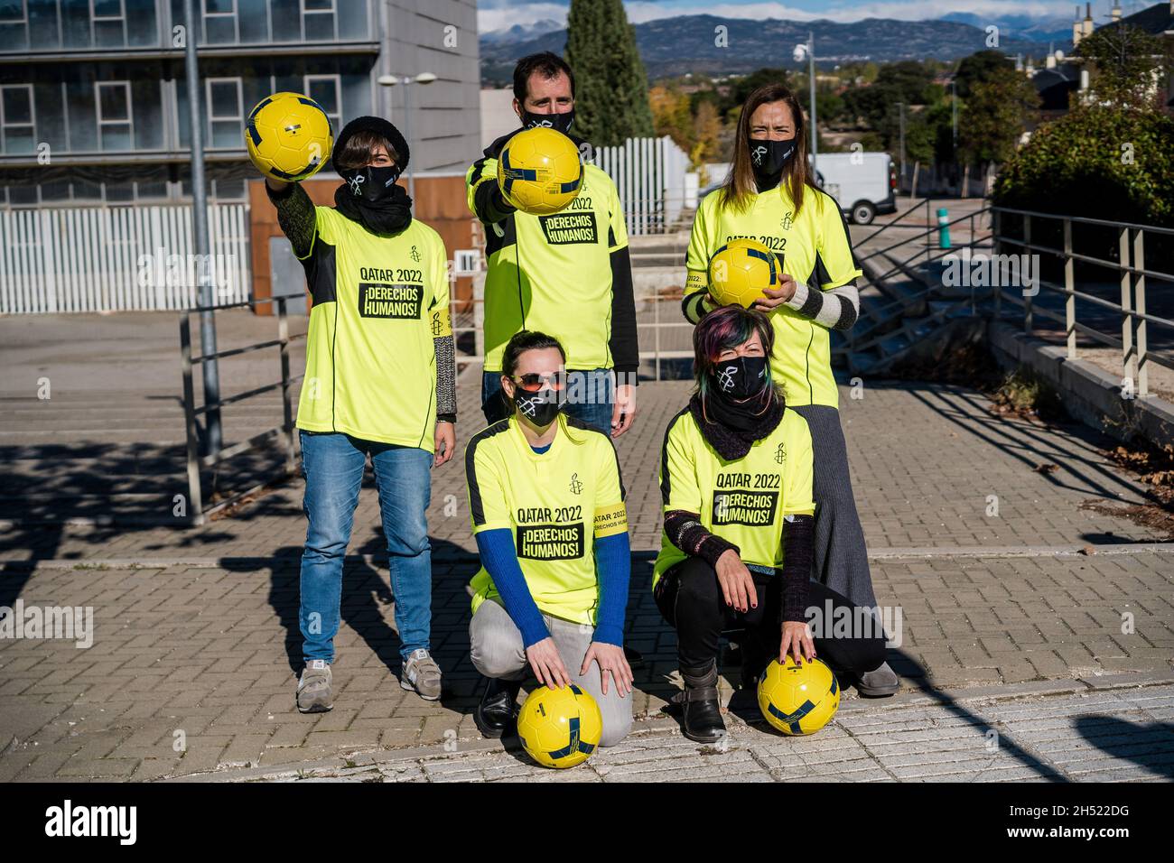 Madrid, Spagna. 05 novembre 2021. I manifestanti hanno visto tenere sfere di calcio e indossare maglie sportive chiedendo i diritti dei lavoratori migranti in Qatar durante la protesta di fronte alla Federazione spagnola di calcio a Madrid. Gli attivisti internazionali di Amnesty hanno organizzato una protesta al di fuori della Federazione spagnola di calcio, chiedendo che la federazione si dichiarasse contro le violazioni dei diritti umani nella costruzione degli stadi del Qatar per la Coppa del mondo FIFA nel 2022. Credit: SOPA Images Limited/Alamy Live News Foto Stock