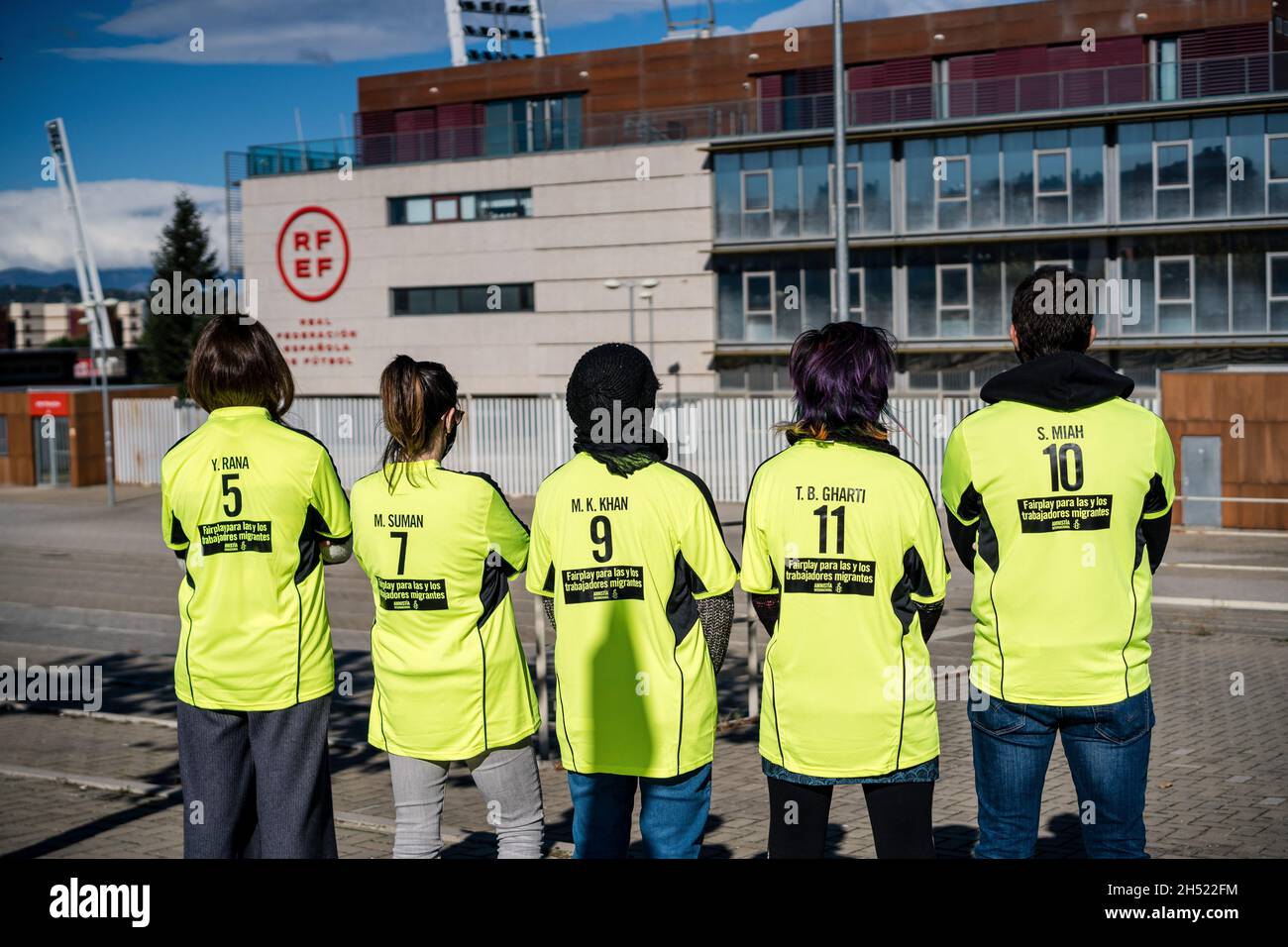 Madrid, Spagna. 05 novembre 2021. I manifestanti hanno visto indossare maglie sportive chiedendo i diritti dei lavoratori migranti in Qatar durante la protesta di fronte alla Federazione spagnola di calcio a Madrid. Gli attivisti internazionali di Amnesty hanno organizzato una protesta al di fuori della Federazione spagnola di calcio, chiedendo che la federazione si dichiarasse contro le violazioni dei diritti umani nella costruzione degli stadi del Qatar per la Coppa del mondo FIFA nel 2022. Credit: SOPA Images Limited/Alamy Live News Foto Stock