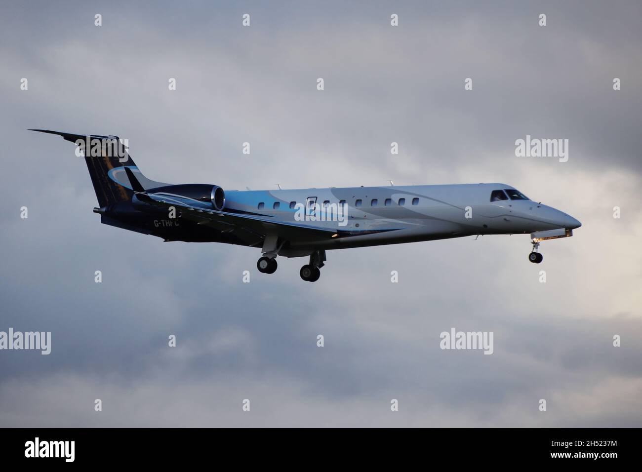 G-THFC, un'azienda Embraer Legacy 600 gestita da LuxAviation UK (ex London Executive Aviation), presso l'aeroporto internazionale di Prestwick in Ayrshire, Scozia. L'aereo si trovava in Scozia per portare i delegati alla conferenza COP26 sul cambiamento climatico che si teneva nella vicina Glasgow. Foto Stock