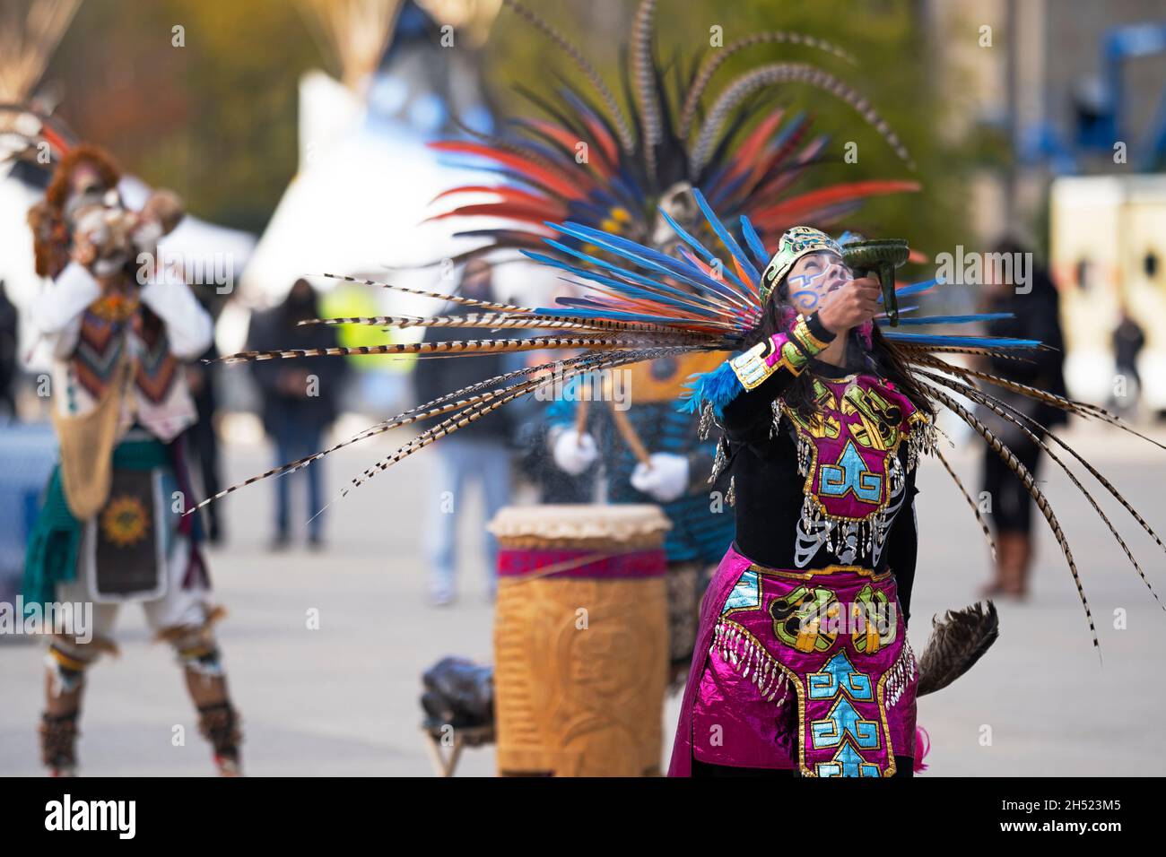 I ballerini indigeni aztechi al raduno delle eredità indigene, il 4 novembre 2021 a Toronto, Nathan Phillips Square, Canada Foto Stock