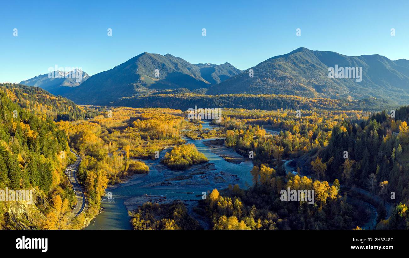 Il fiume Chilliwack è Unito al fiume Sweltzer a Vedder Crossing, e il suo nome cambia in fiume Vedder Foto Stock