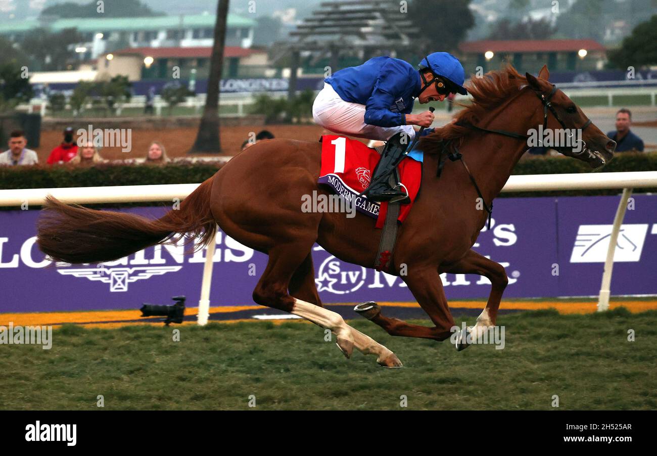 Del Mar, Stati Uniti. 05 novembre 2021. Modern Games, indetto da William Buick, vince la Juvenile Turf della Breeders' Cup al Breeders' Cup Championships di del Mar in del Mar California. 5 novembre 2021. Foto di Mark Abraham/UPI Credit: UPI/Alamy Live News Foto Stock