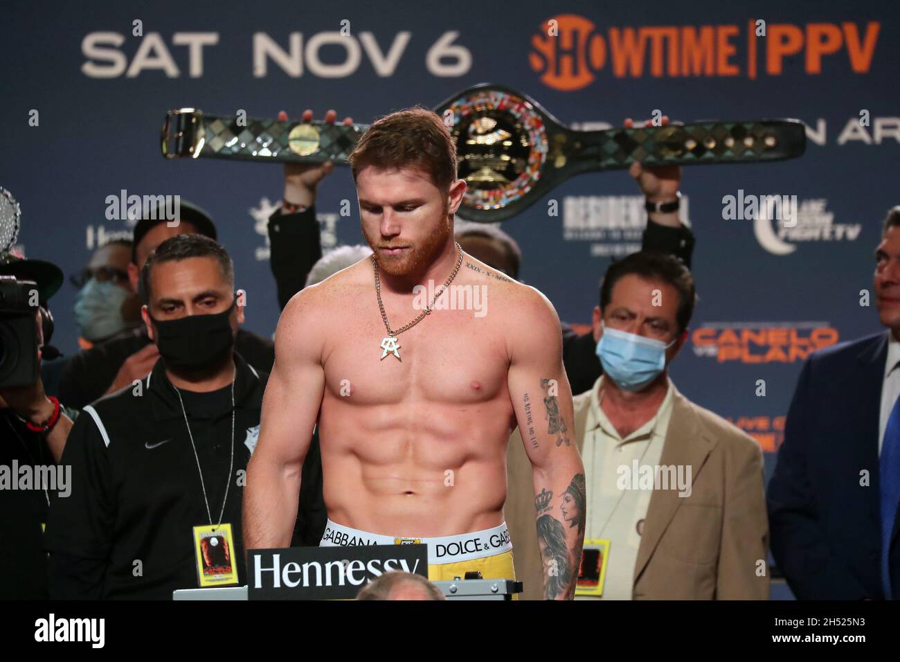 Las Vegas, Nevada, Stati Uniti. 5 novembre 2021. LAS VEGAS, NV - 6 NOVEMBRE: Il 6 novembre 2021 a Las Vegas, Nevada, Boxer Canelo Alvarez si presenta sulla bilancia durante il pesato ufficiale per il suo attacco contro lo stabilimento di Caleb presso la MGM Grand Garden Arena. I combattenti si incontreranno in una lotta WBA/WBC/WBO super-middleweight da 168 libbre il 7 novembre a Las Vegas. (Credit Image: © Alejandro Salazar/PX Imagens via ZUMA Press Wire) Credit: ZUMA Press, Inc./Alamy Live News Foto Stock