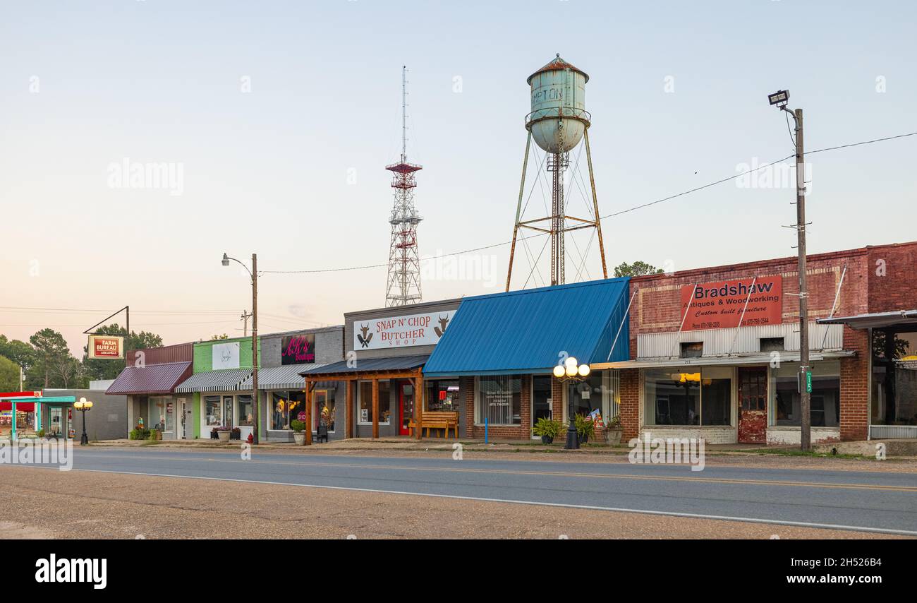 Hampton, Arkansas, USA - 26 settembre 2021: Il vecchio quartiere degli affari in Main Street Foto Stock